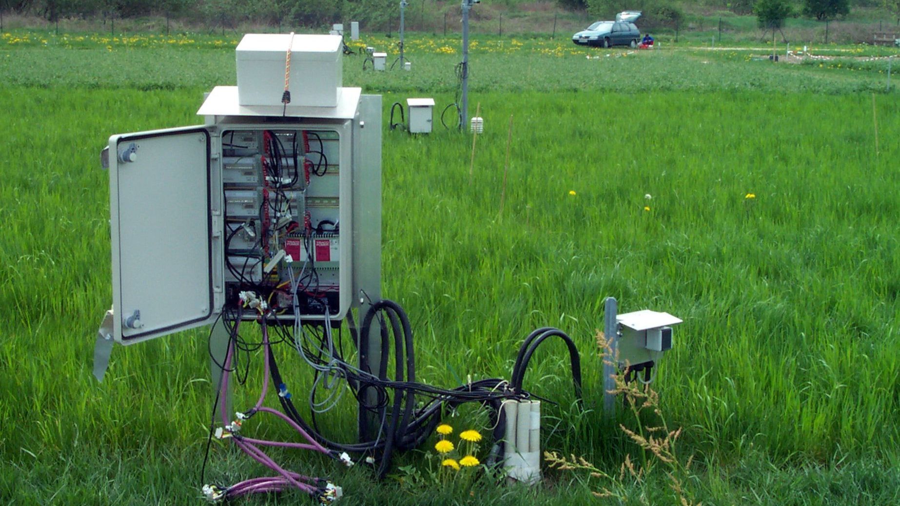 Innenansicht der Kabeldatenloggerbox für das Bodentemperaturmesssystem (Controller Area Network Busm ...