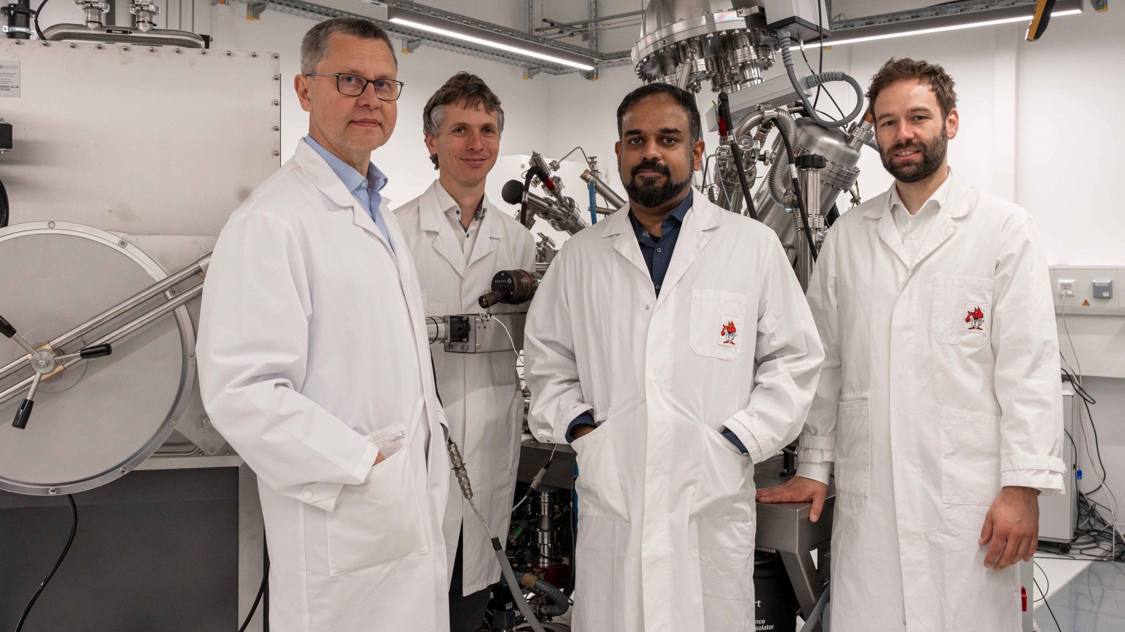 Das ausgezeichnete Team der Uni Jena: Prof. Dr. Andrey Turchanin (v. l.), Dr. Falk Eilenberger, Dr. Antony George und Laborleiter Dr. Christof Neumann. Foto: Nicole Nerger/Universität Jena